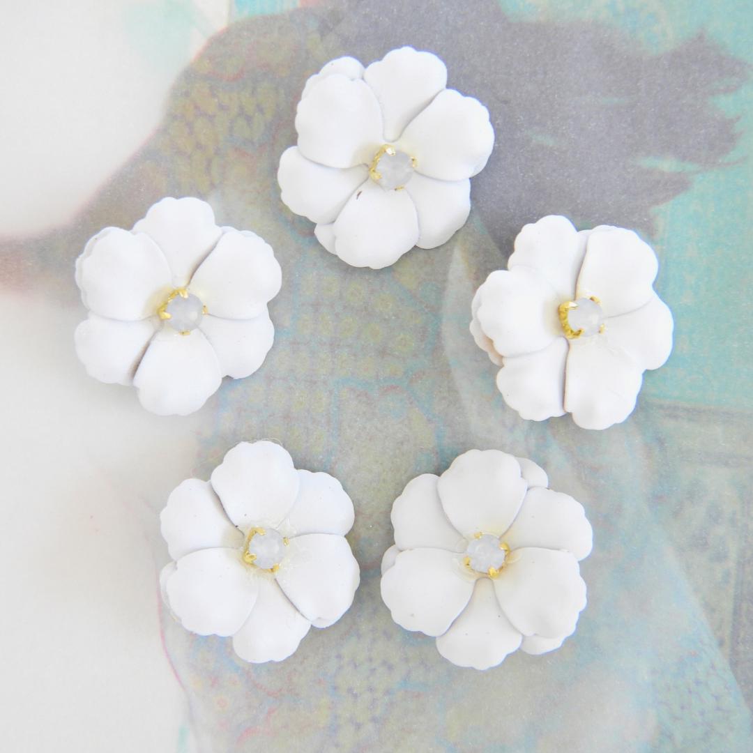 White flower buttons for decorating and sewing. Set of 5, with a shank. Great for assemblage art, repurposed projects, and bridal jewelry