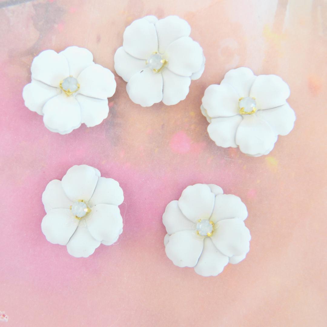 White flower buttons for decorating and sewing. Set of 5, with a shank. Great for assemblage art, repurposed projects, and bridal jewelry