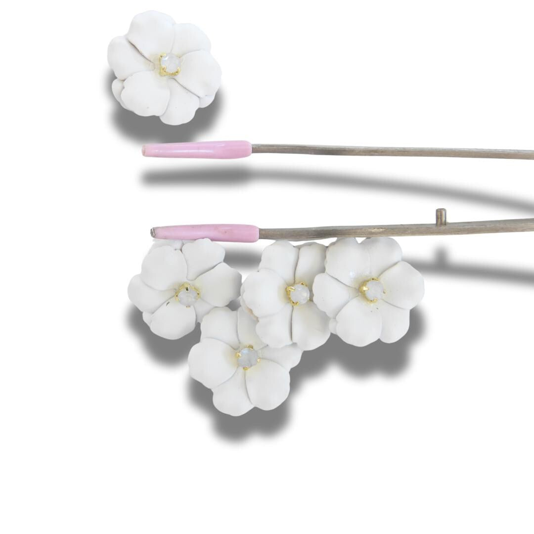 White flower buttons for decorating and sewing. Set of 5, with a shank. Great for assemblage art, repurposed projects, and bridal jewelry