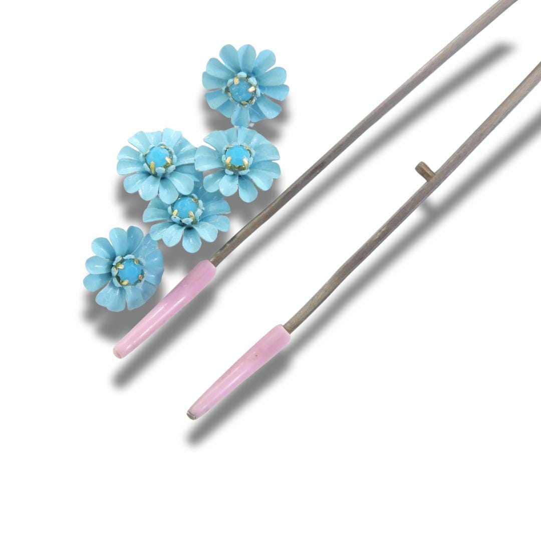 Blue daisy-shaped buttons for summer crafts & jewelry. Add floral flair to sundresses, hats or totes. Set of 5, 13mm, shank back