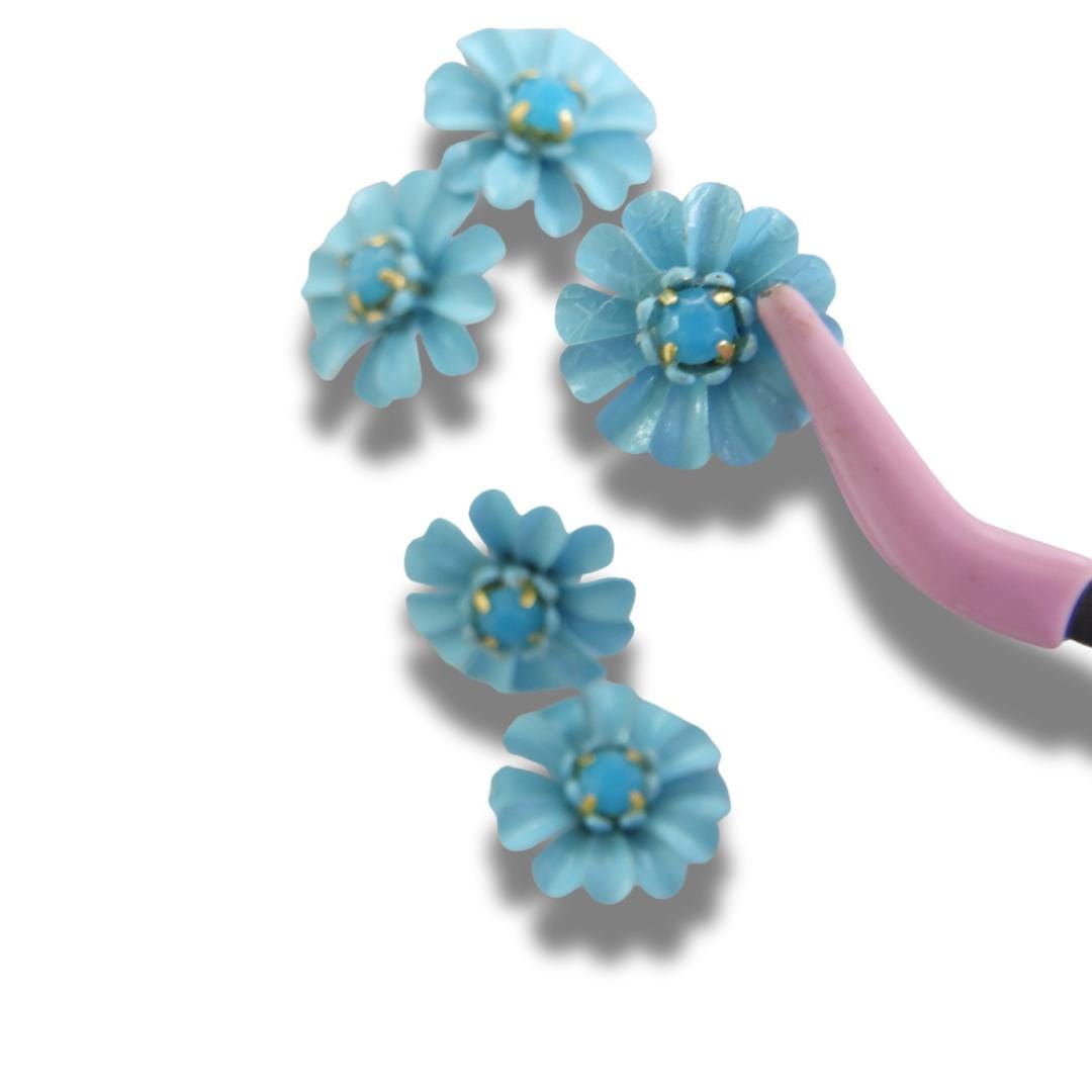 Blue daisy-shaped buttons for summer crafts & jewelry. Add floral flair to sundresses, hats or totes. Set of 5, 13mm, shank back