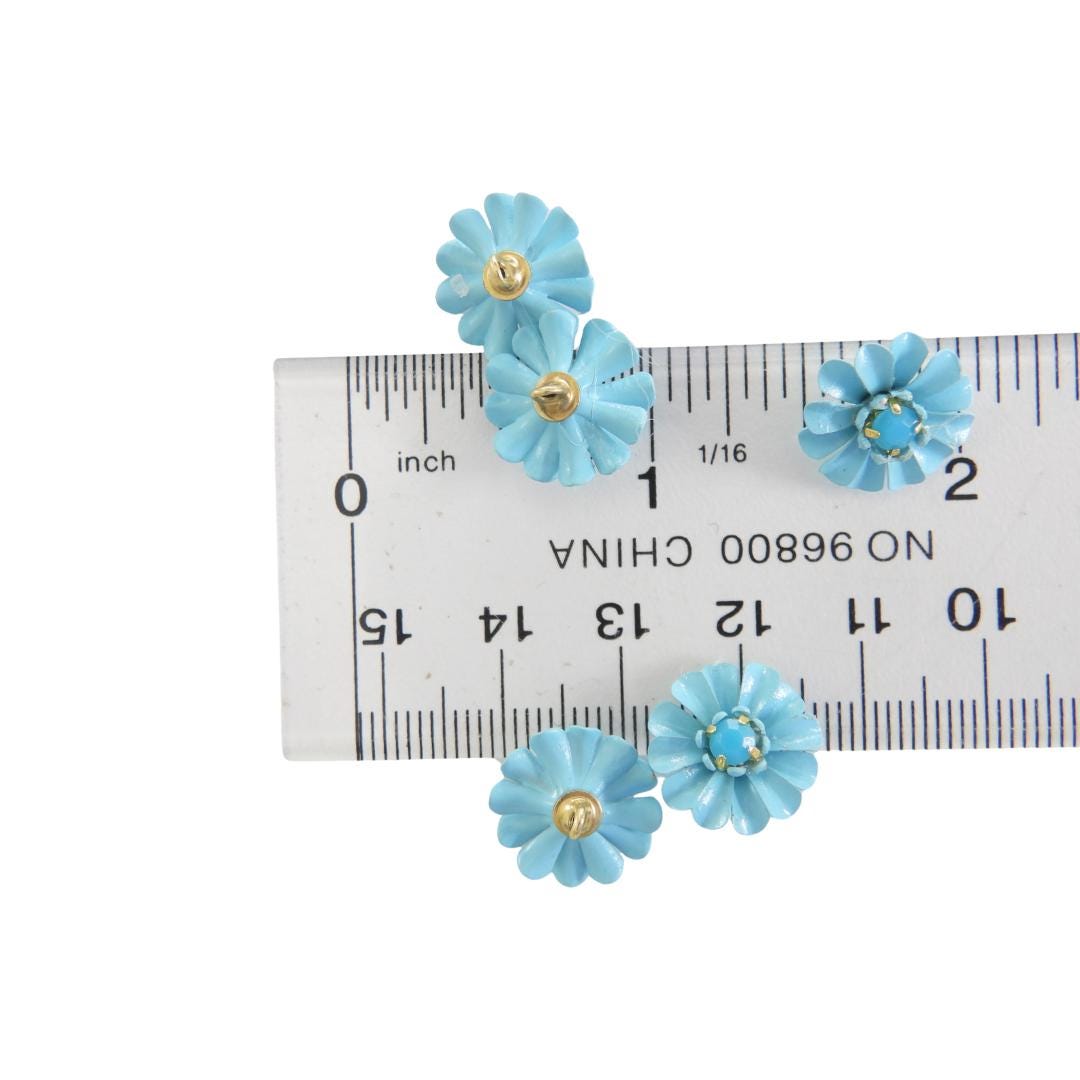 Blue daisy-shaped buttons for summer crafts & jewelry. Add floral flair to sundresses, hats or totes. Set of 5, 13mm, shank back