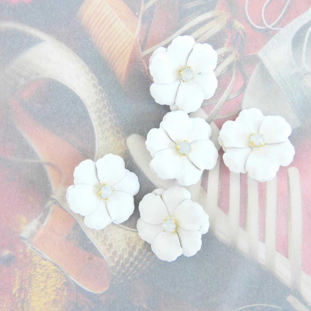 White flower buttons for decorating and sewing. Set of 5, with a shank. Great for assemblage art, repurposed projects, and bridal jewelry