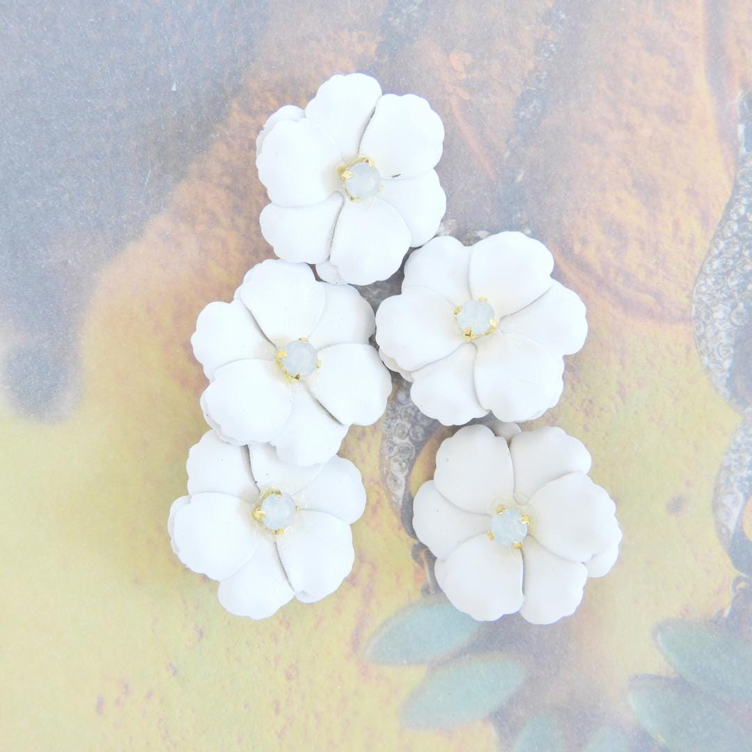 White flower buttons for decorating and sewing. Set of 5, with a shank. Great for assemblage art, repurposed projects, and bridal jewelry