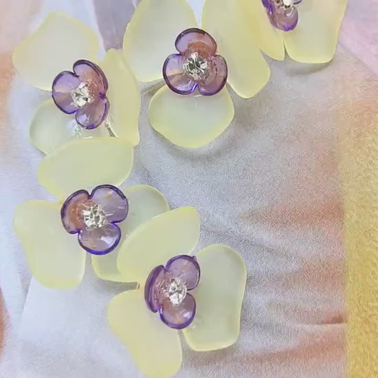 Flower-shaped buttons for clothes. Purple and yellow