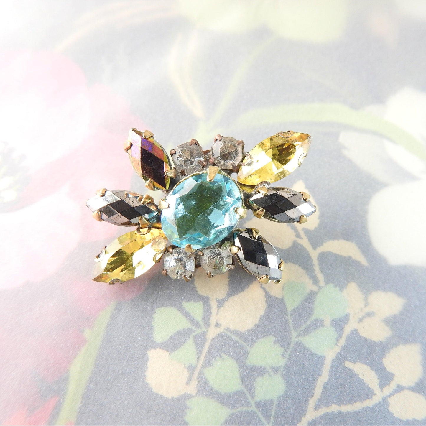iridescent button
