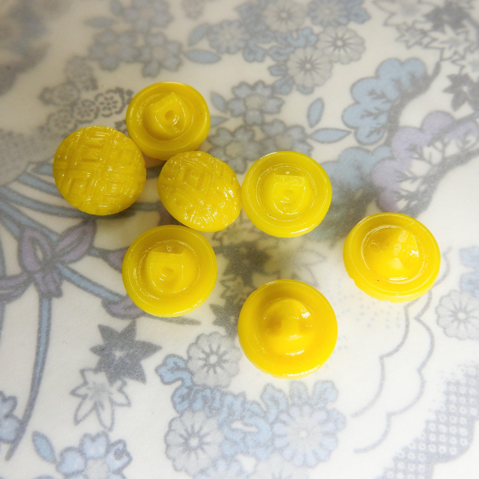 Vintage yellow buttons for coats, satin and molded sunny yellow shank buttons for summer arts and crafts projects | 15 mm | Lot of 7