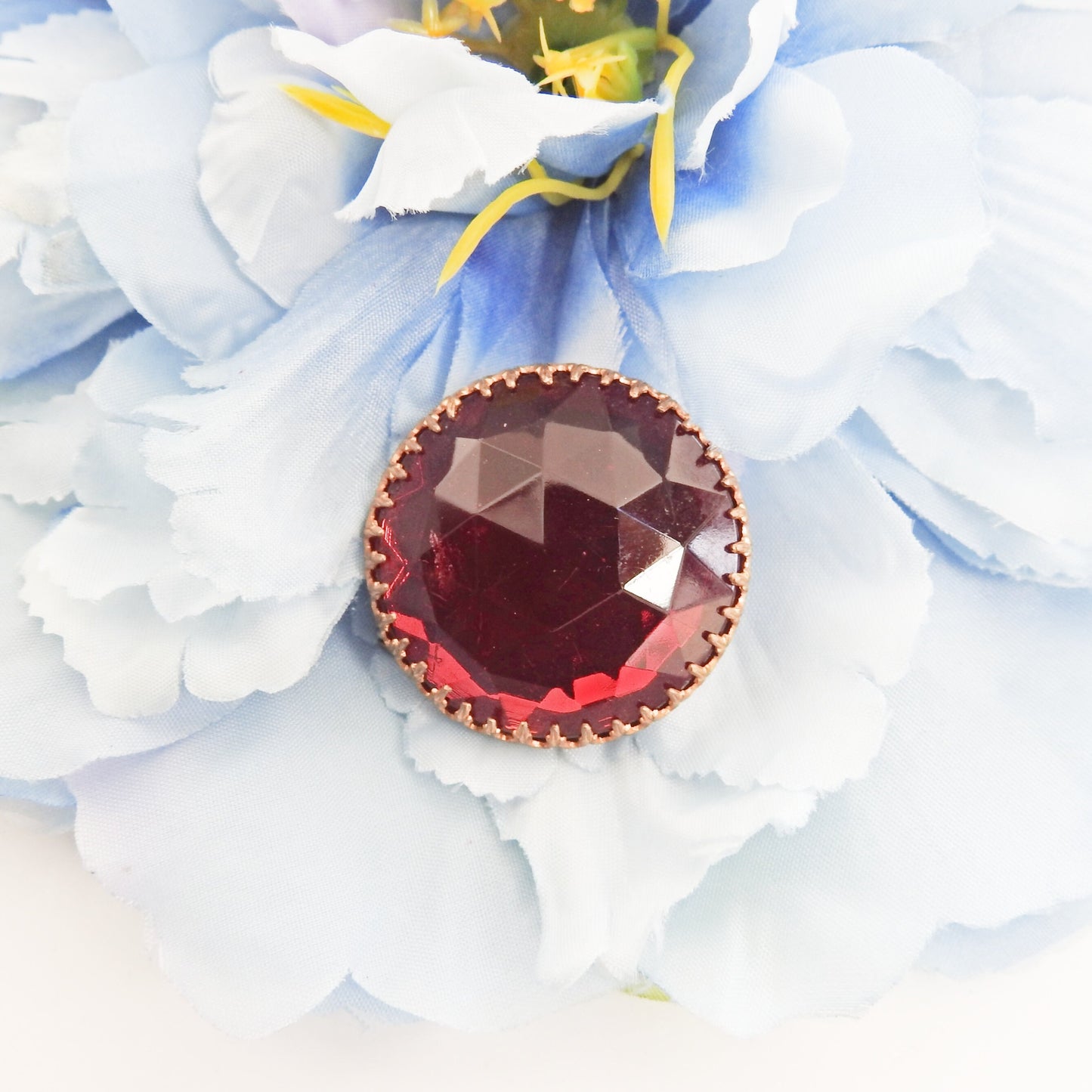 Red vintage crystal brooch. Costume jewelry collar pin. Old rhinestone fashion jewellery piece for women. Cute nana jewelry gifts. 30 mm