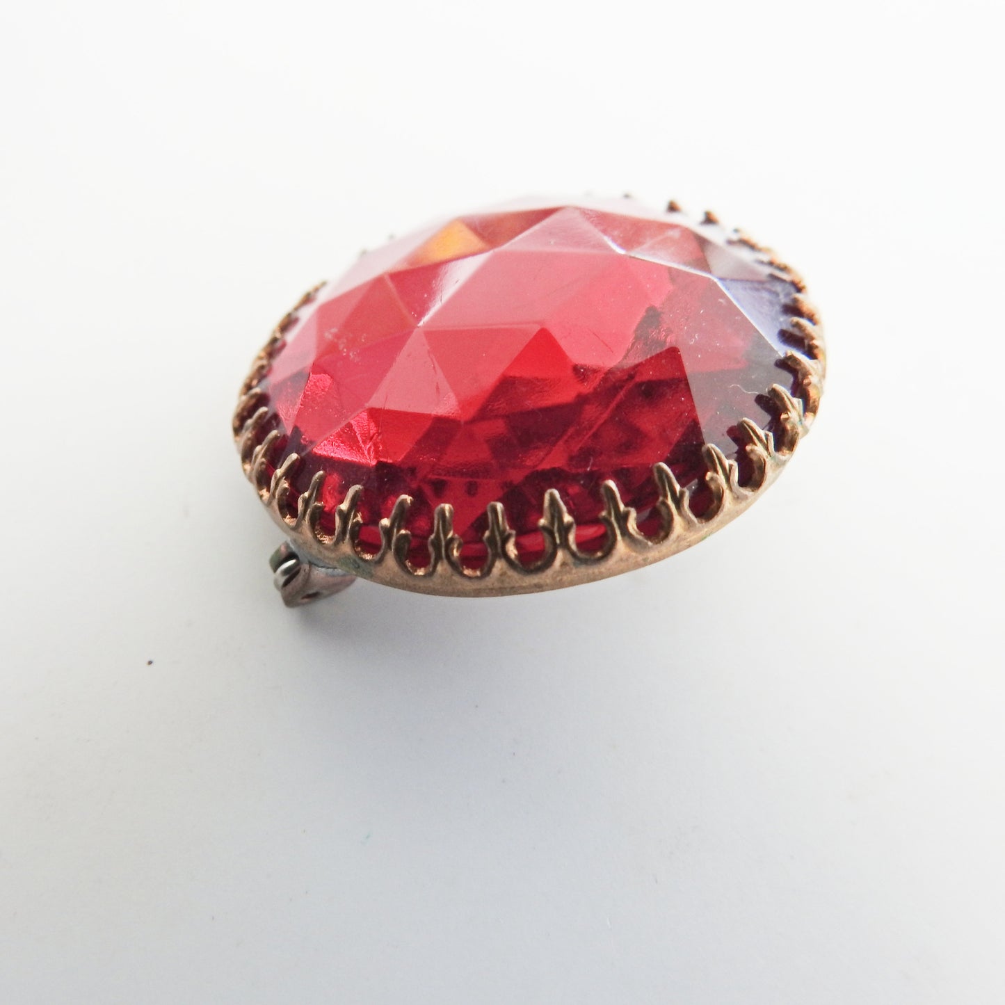 Red vintage crystal brooch. Costume jewelry collar pin. Old rhinestone fashion jewellery piece for women. Cute nana jewelry gifts. 30 mm