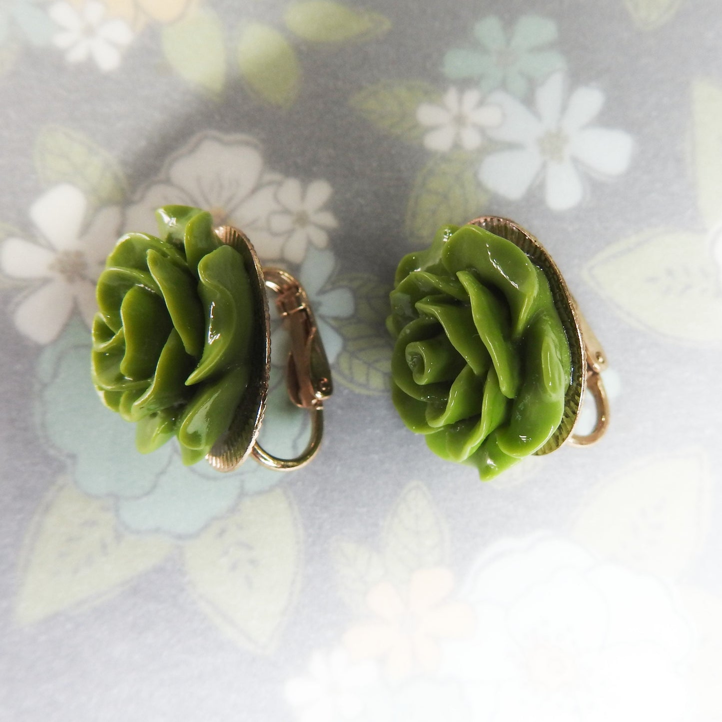 Vintage style flower earrings clip on