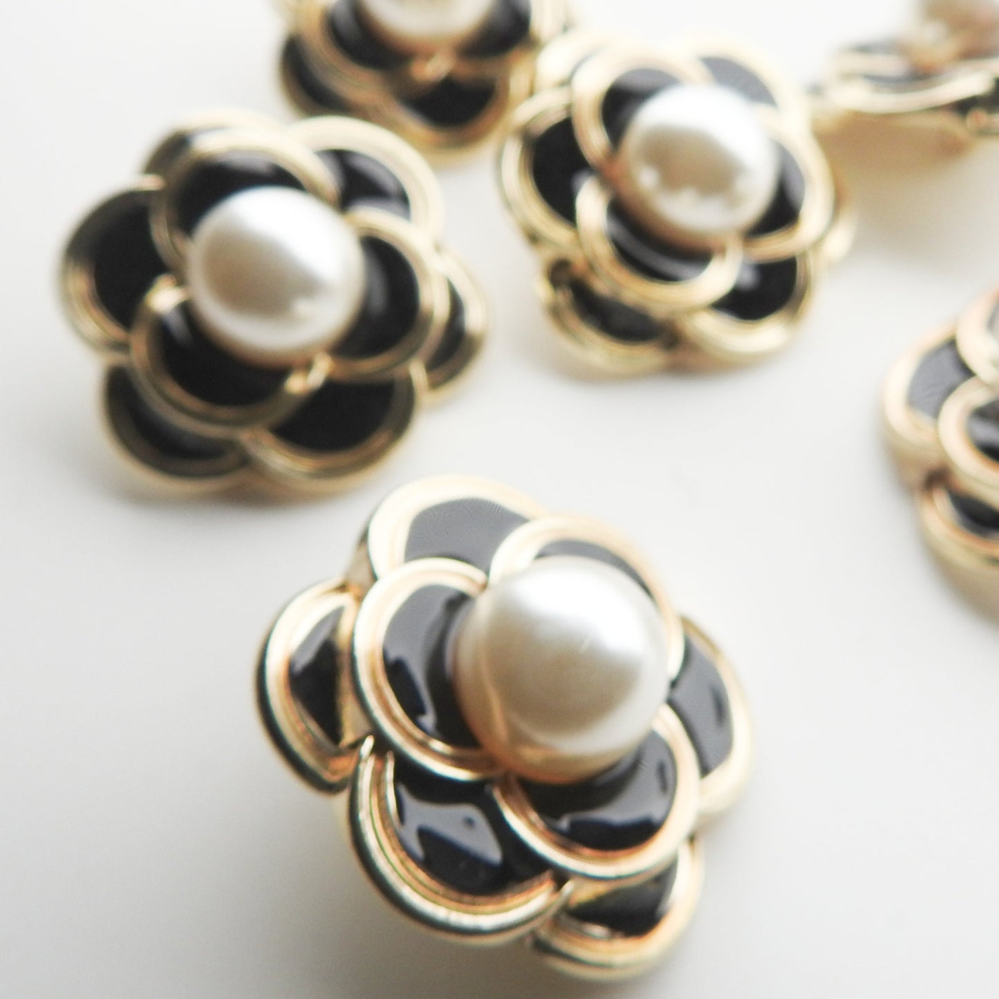 Black flower-shaped Buttons