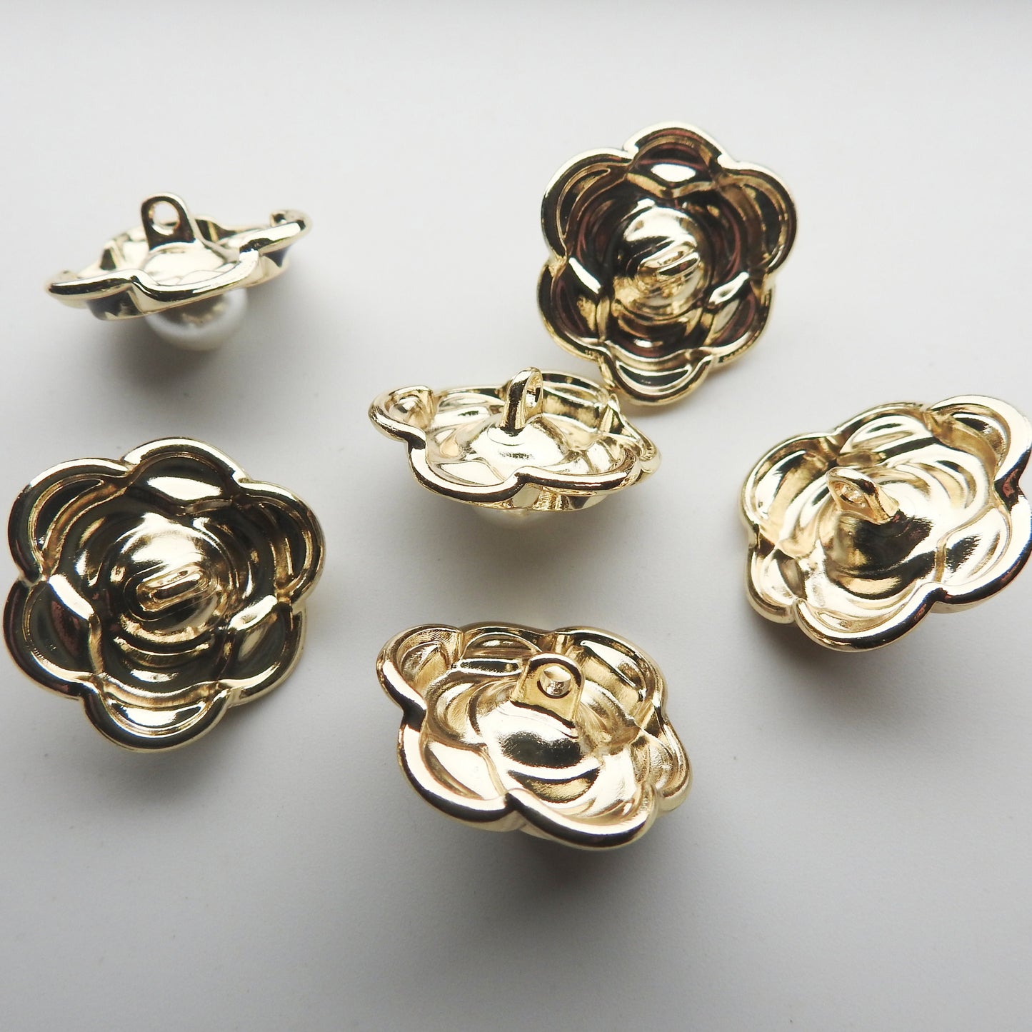 Black flower-shaped Buttons