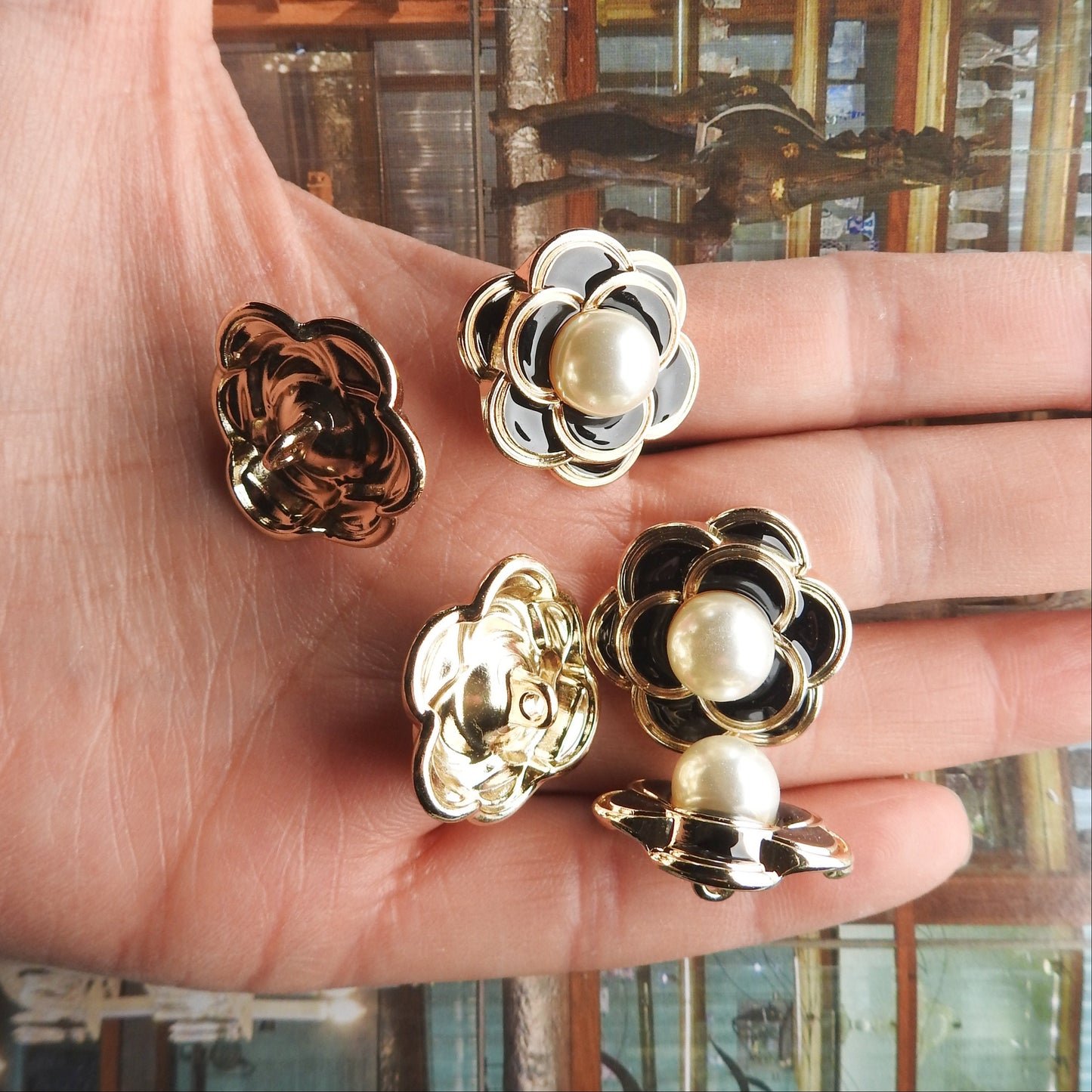 Black flower-shaped Buttons