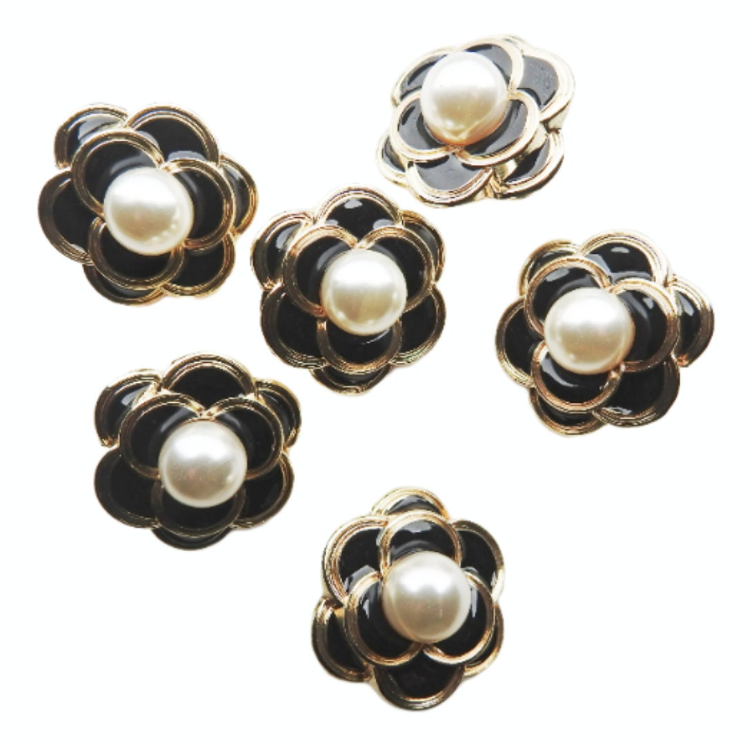 Black flower-shaped Buttons