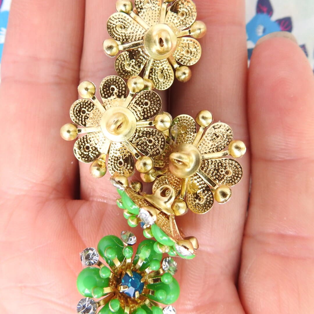 flower-shaped buttons