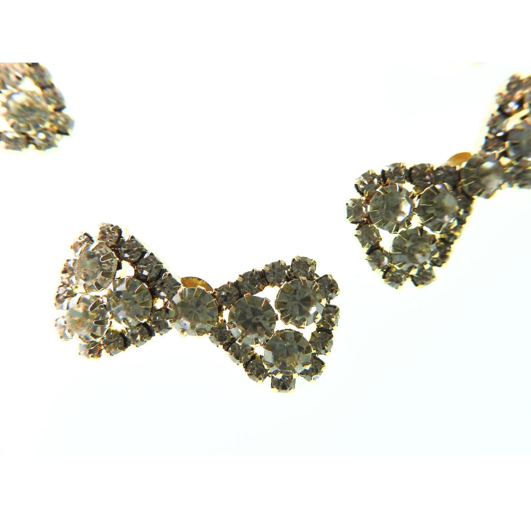 Sparkly bow-shaped buttons