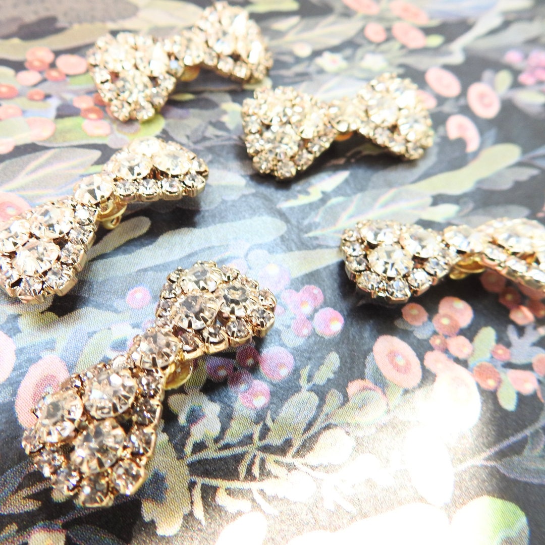 Sparkly bow-shaped buttons