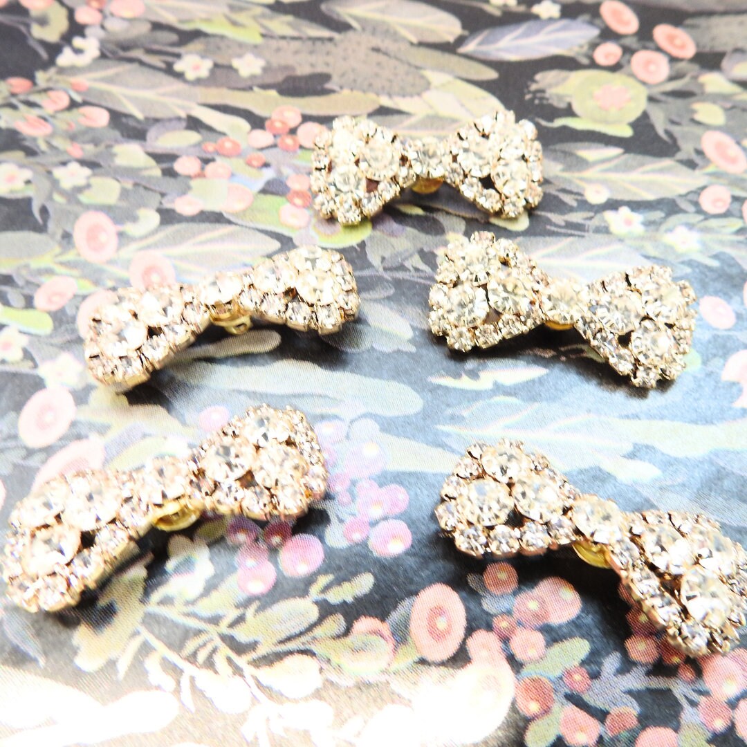 Sparkly bow-shaped buttons