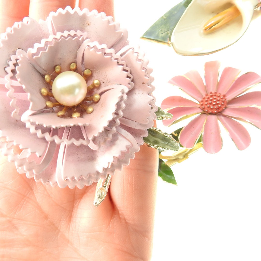 Vintage enamel flower brooches collection, set of 3. Pink blush, green, and white with one rose, one daisy, one lily. Era 1960s, mod style.
