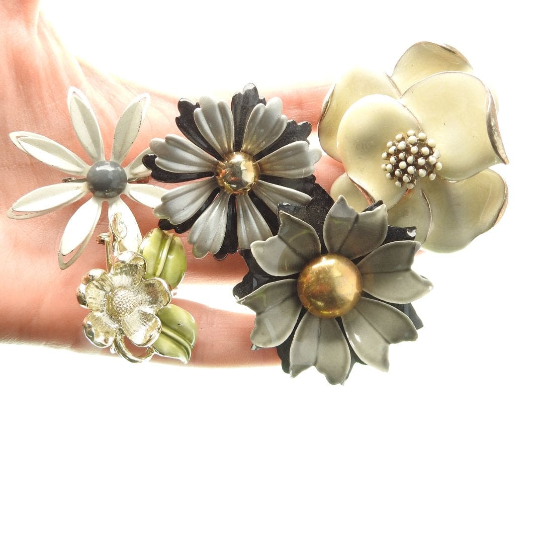 Vintage flower brooches and pins collection with a nice winter and fall colors palette.