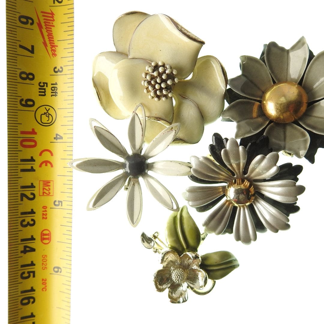 Vintage flower brooches and pins collection with a nice winter and fall colors palette.