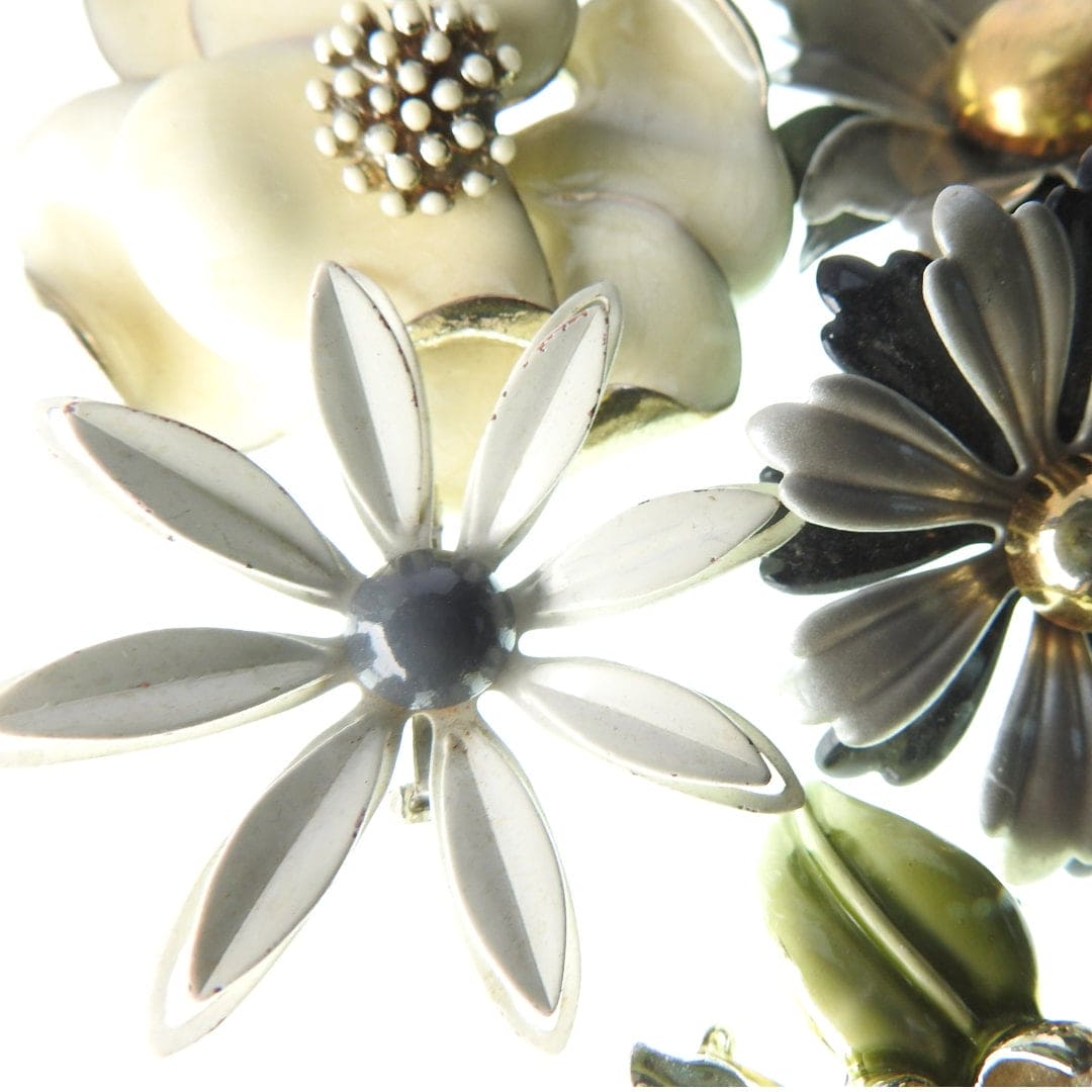 Vintage flower brooches and pins collection with a nice winter and fall colors palette.