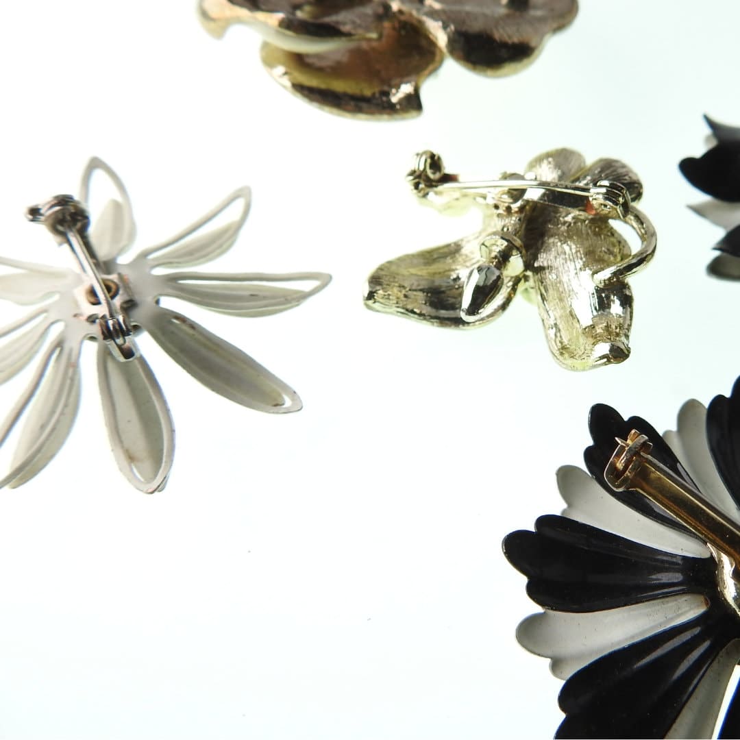 Vintage flower brooches and pins collection with a nice winter and fall colors palette.