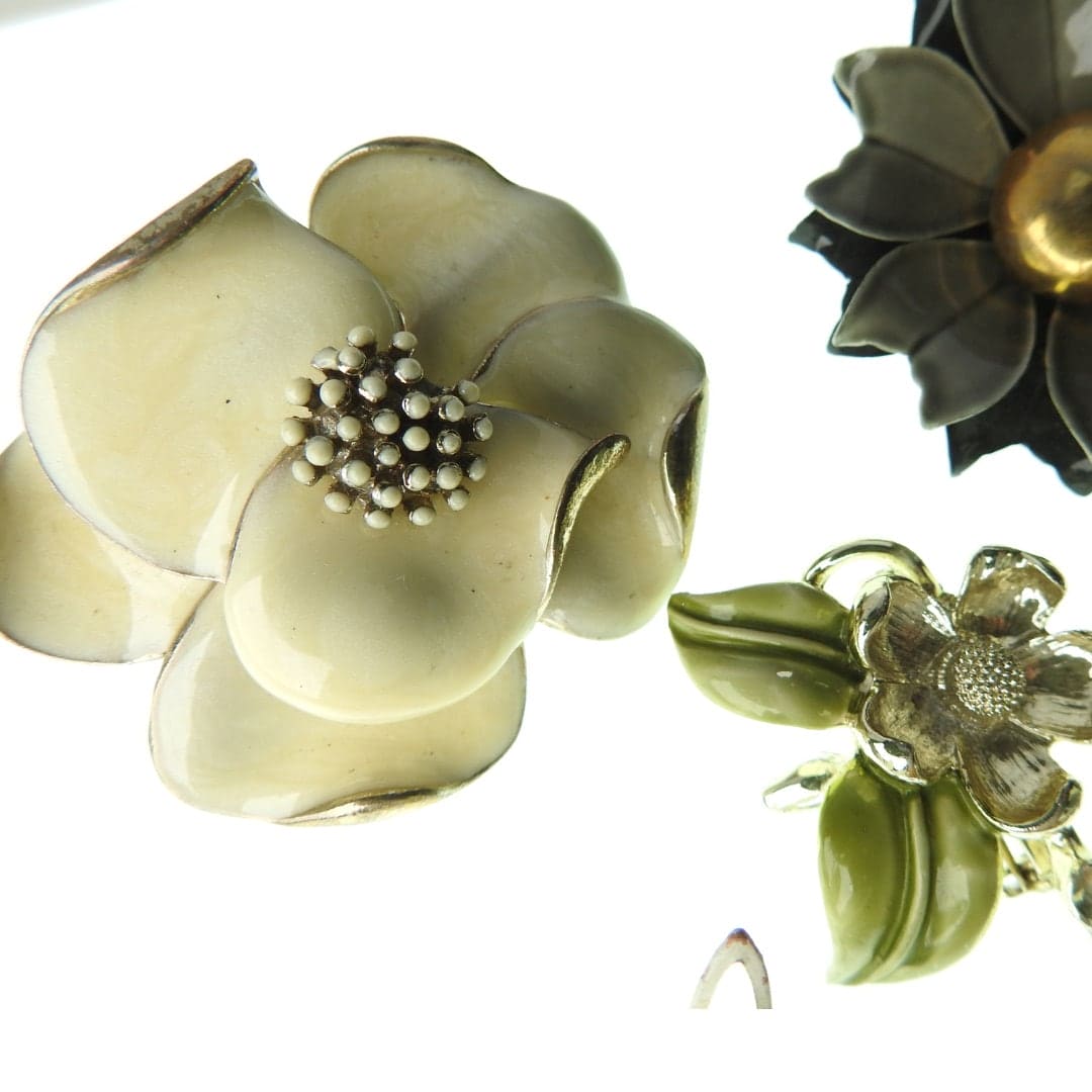 Vintage flower brooches and pins collection with a nice winter and fall colors palette.