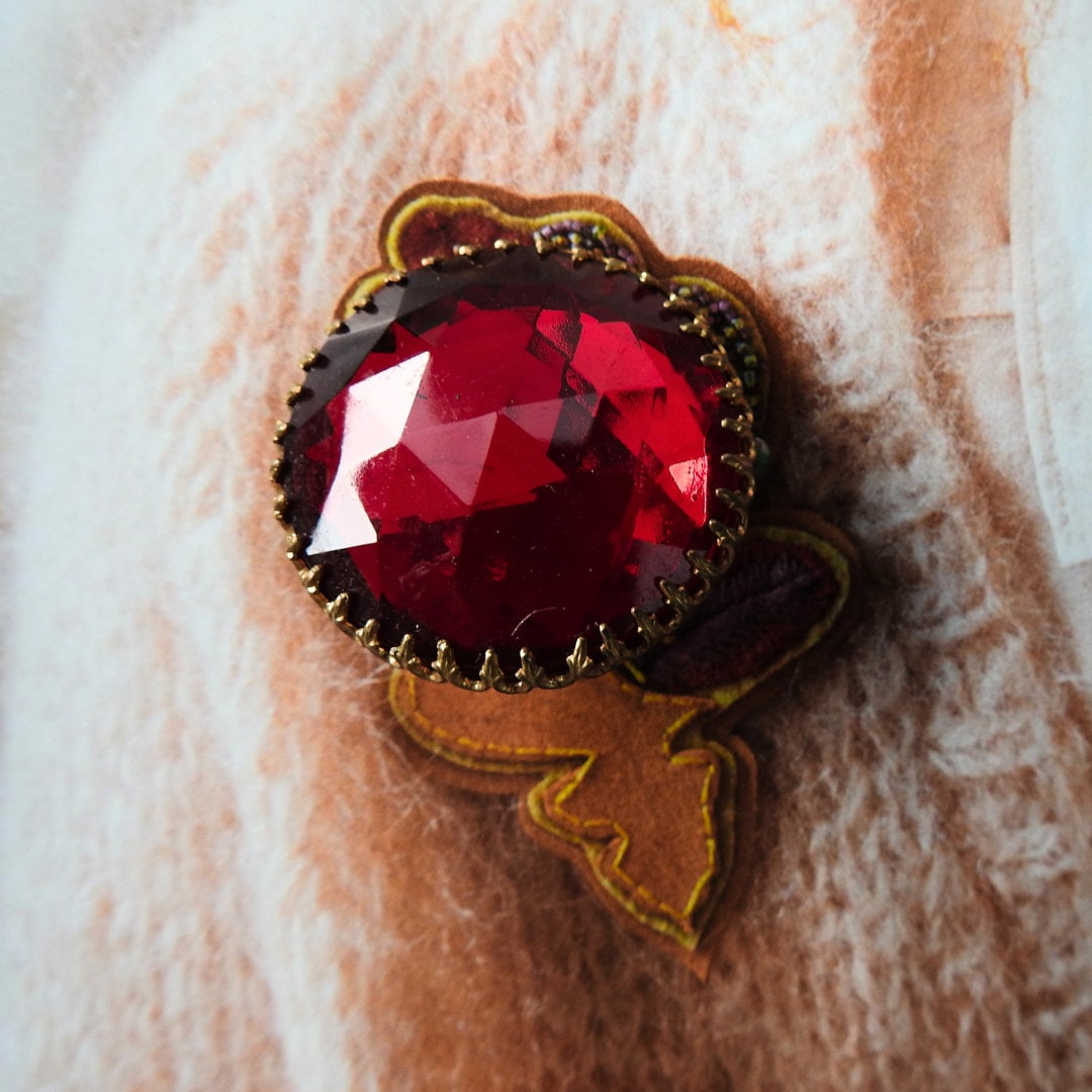 Red vintage crystal brooch. Costume jewelry collar pin. Old rhinestone fashion jewellery piece for women. Cute nana jewelry gifts. 30 mm