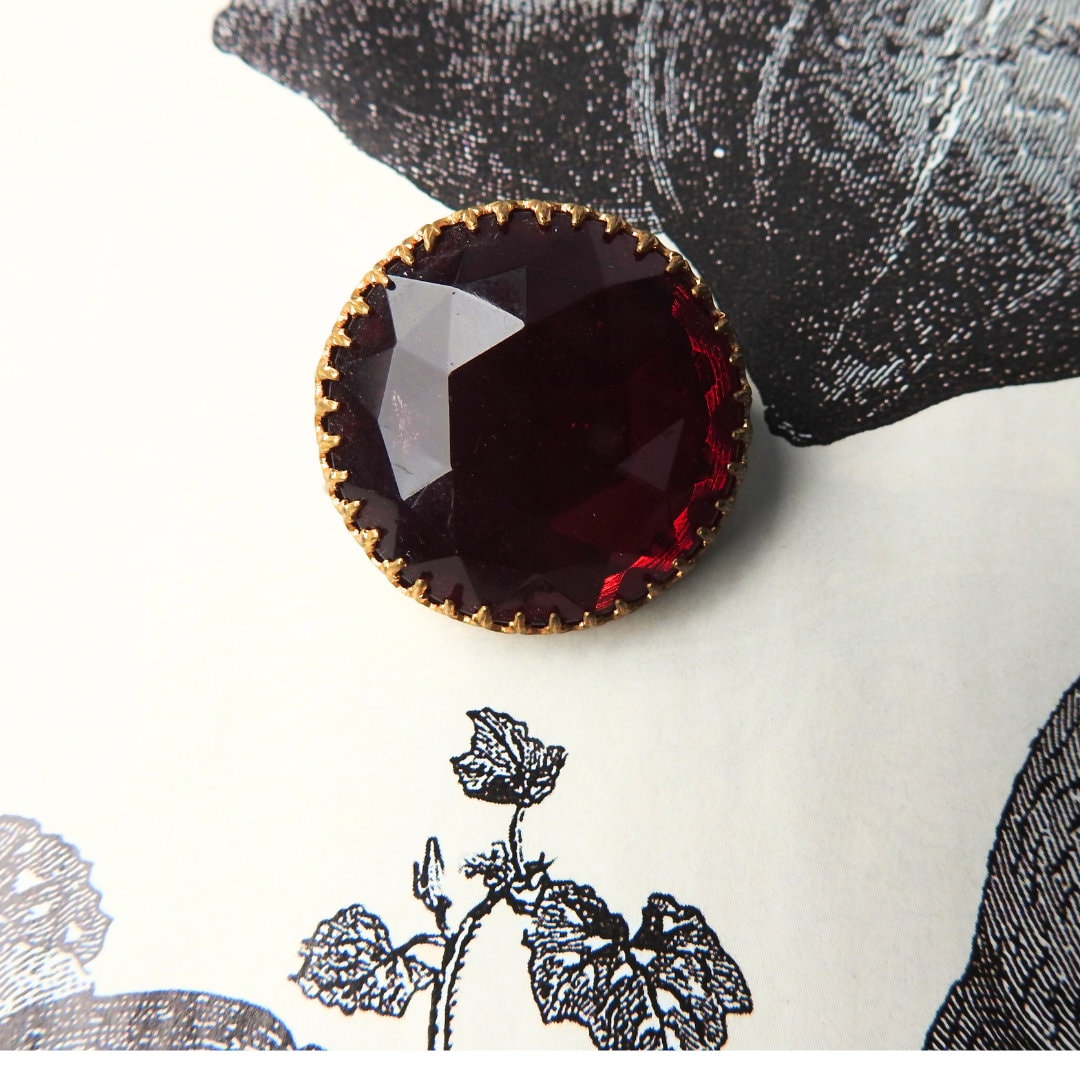 Red vintage crystal brooch. Costume jewelry collar pin. Old rhinestone fashion jewellery piece for women. Cute nana jewelry gifts. 30 mm