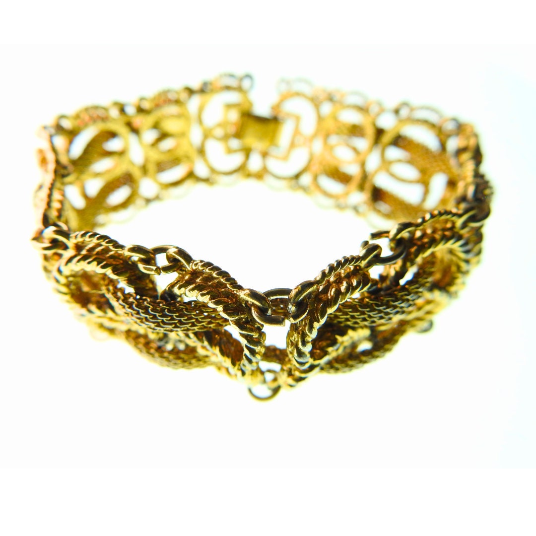 Vintage link chain bracelet for women. Retro jewelry present idea for a grandma, sister, wife. Gold color