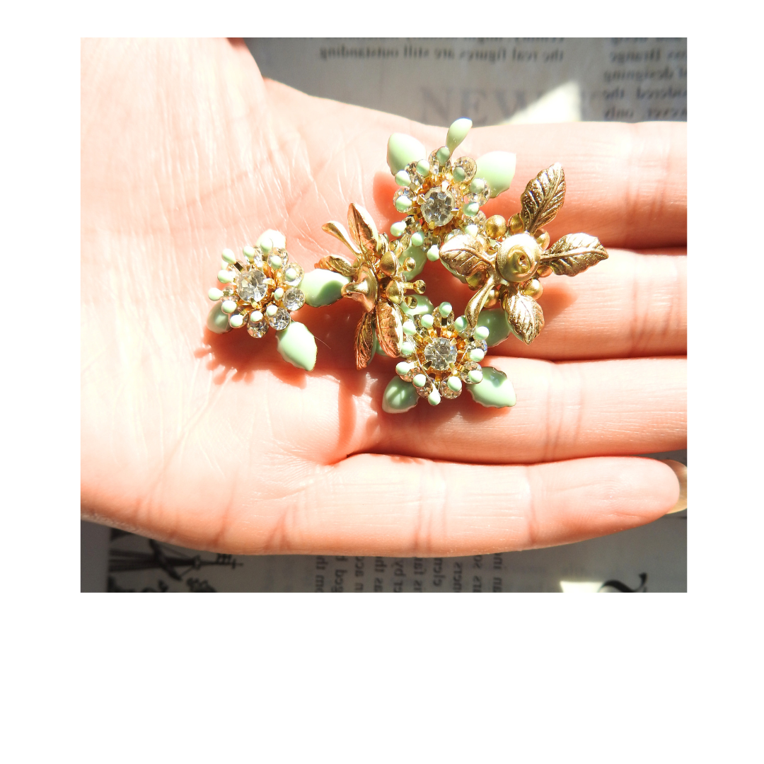 Mint-green flower-shaped decorative buttons.