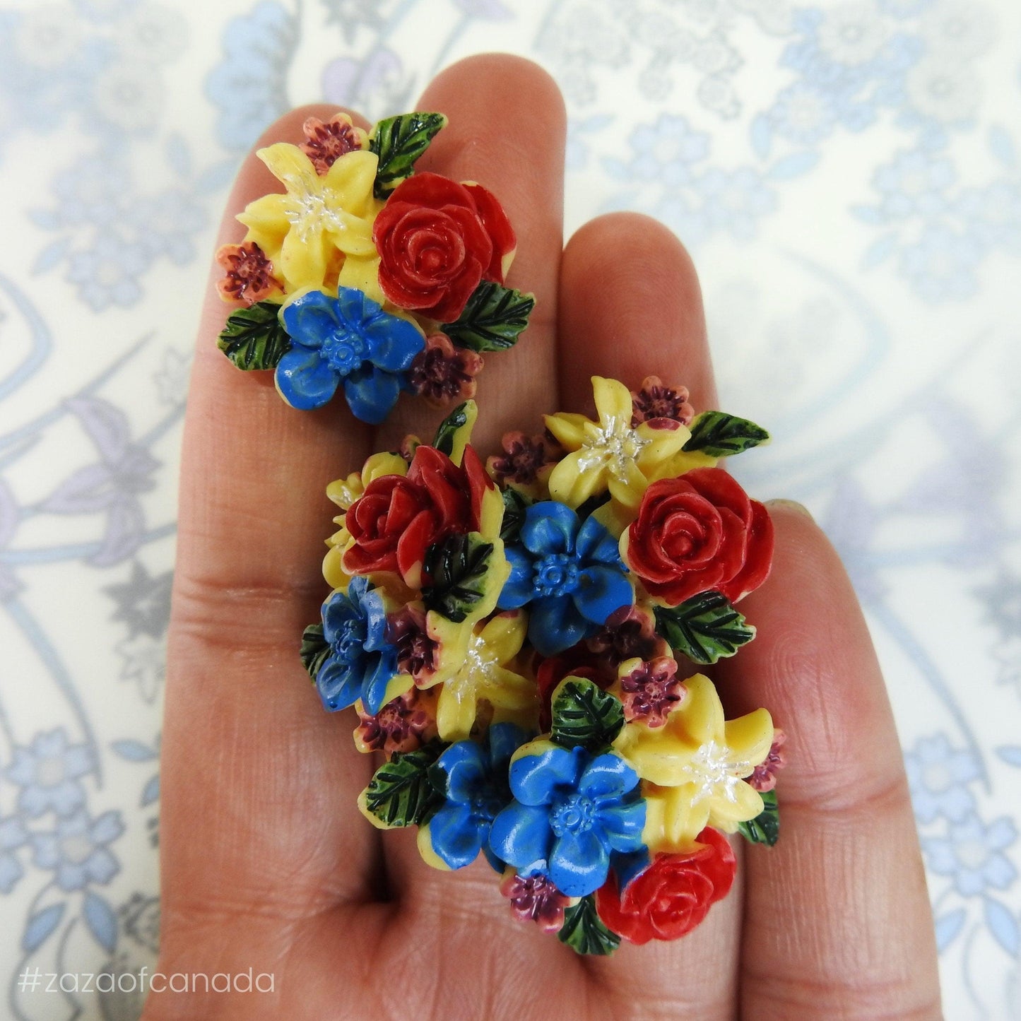 Fancy buttons flower shaped, painted and colored with a nice multidimensional design, for decorative jewelry making and flower sewing DIY