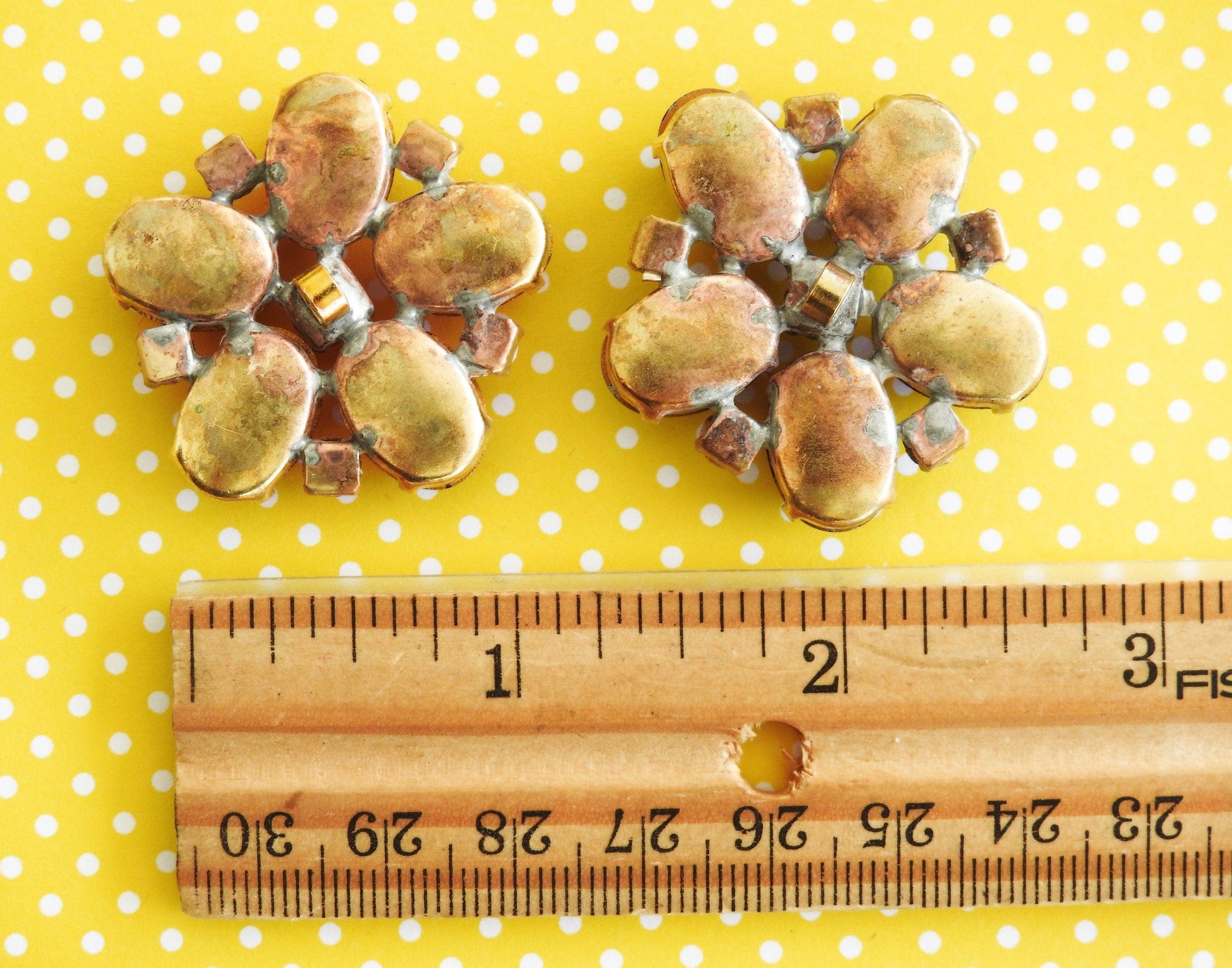 floral buttons with shank with metal base