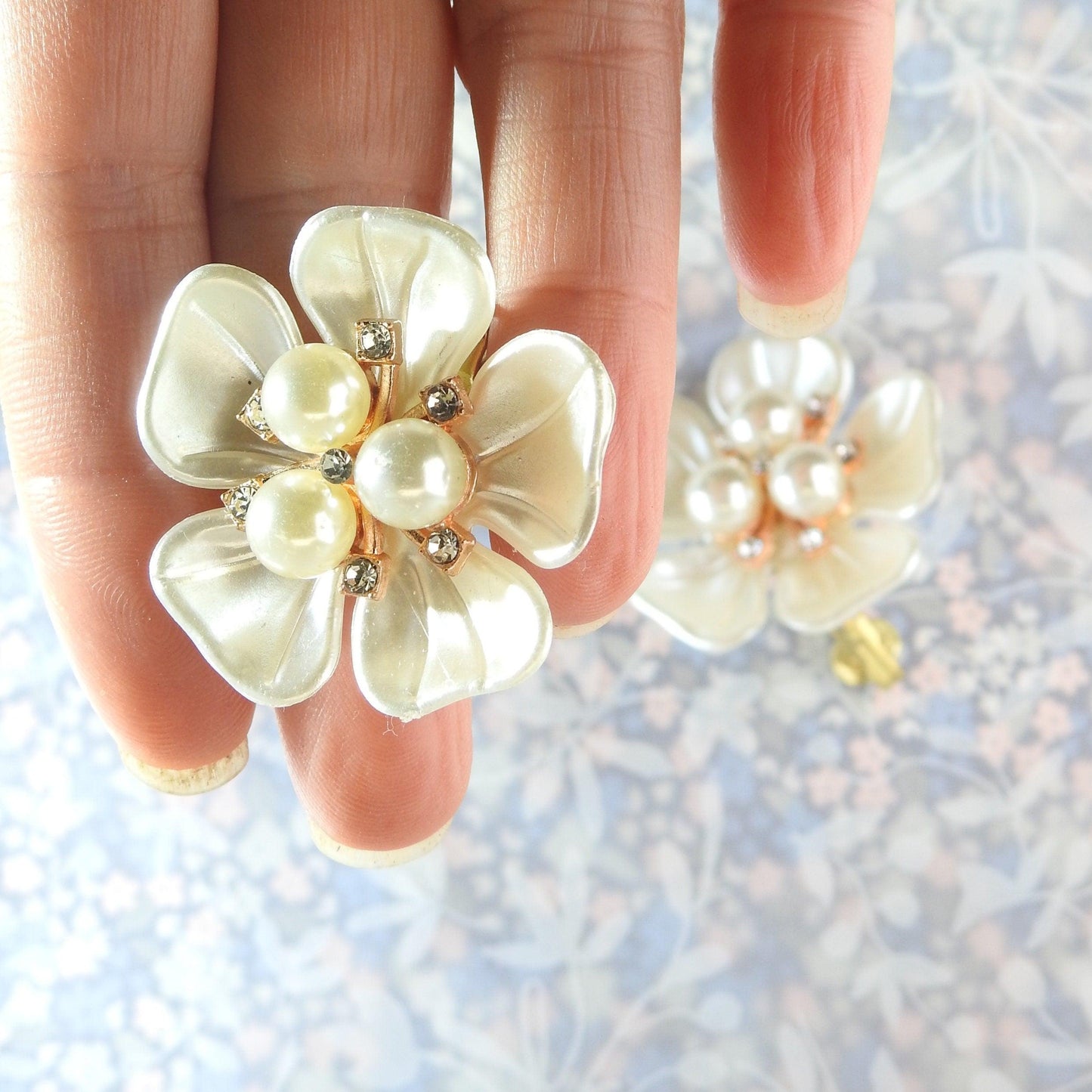  flower clip on earrings 