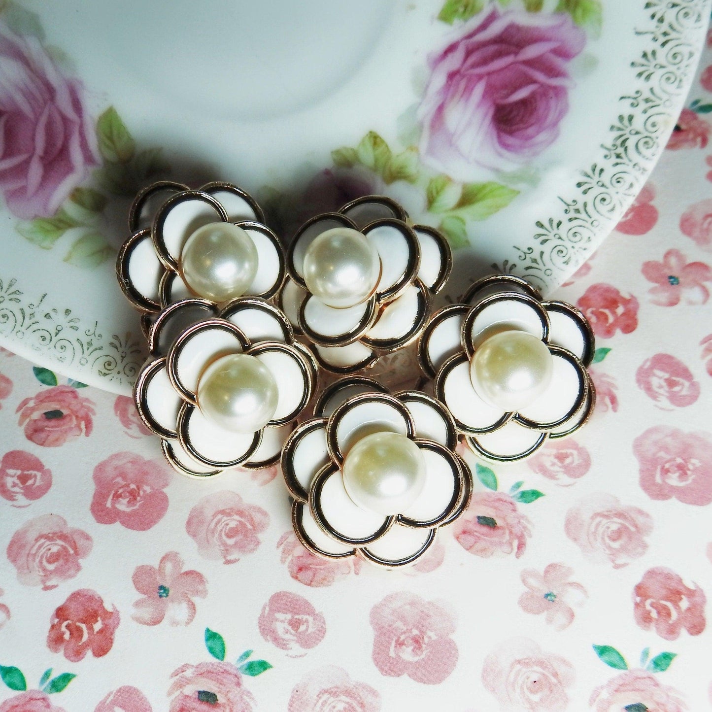 Flower-shaped pearl buttons with shank, fashionable black and white camellia buttons, Classy French fashion style CC buttons, lot of 5