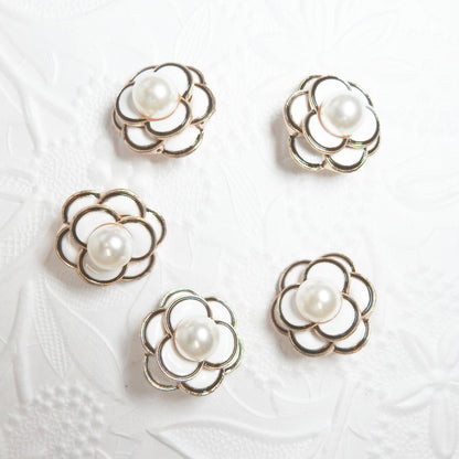 Flower-shaped pearl buttons with shank, fashionable black and white camellia buttons, Classy French fashion style CC buttons, lot of 5