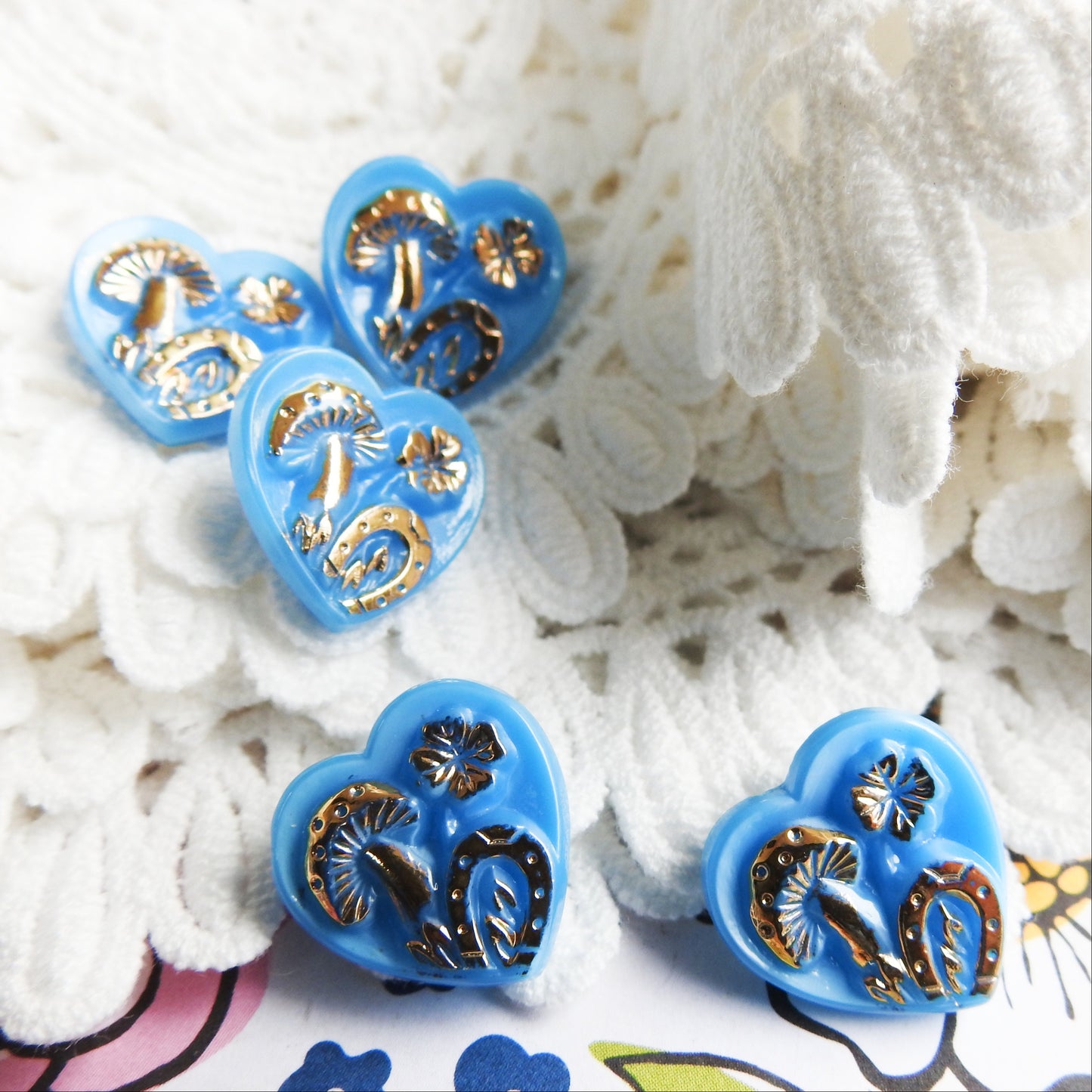 Lot of 5 heart buttons with shank, with four-leaf clover and horseshoe on them, blue mushroom buttons for novelty jewelry making and sewing