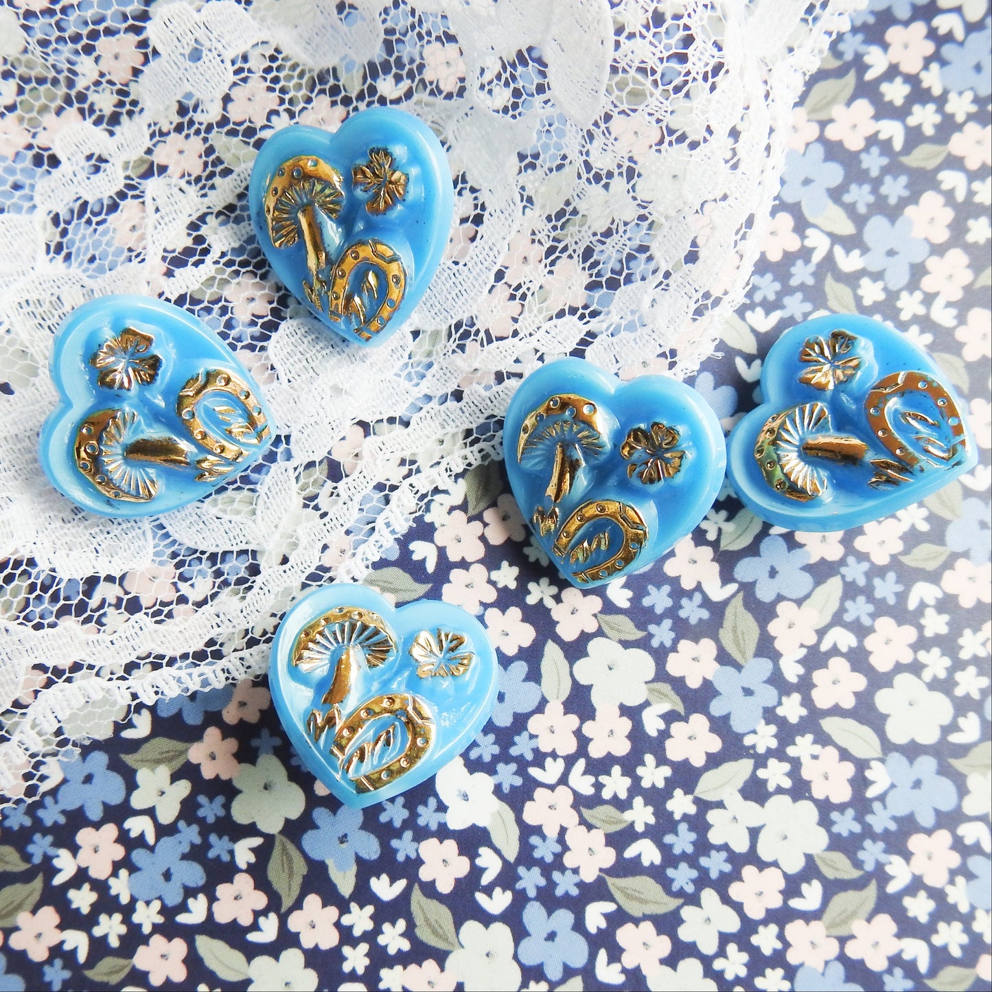 Lot of 5 heart buttons with shank, with four-leaf clover and horseshoe on them, blue mushroom buttons for novelty jewelry making and sewing