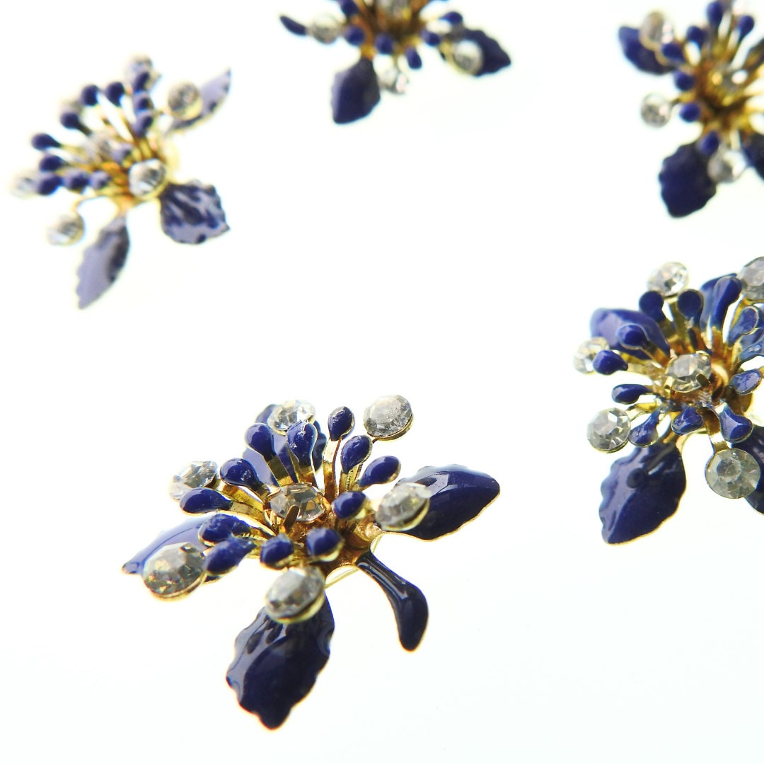 Navy blue flower-shaped fancy buttons