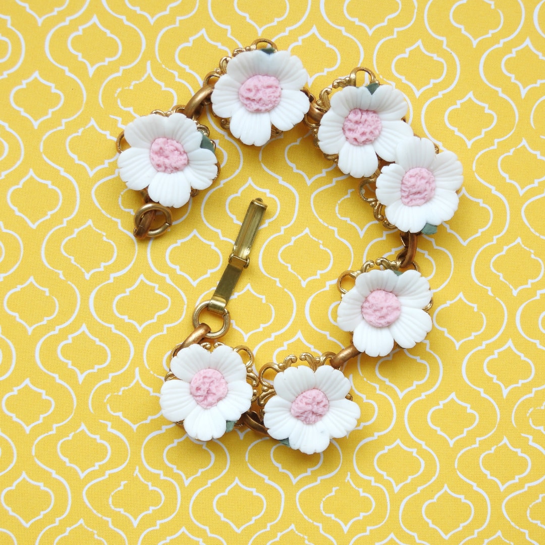  bracelet with flower design