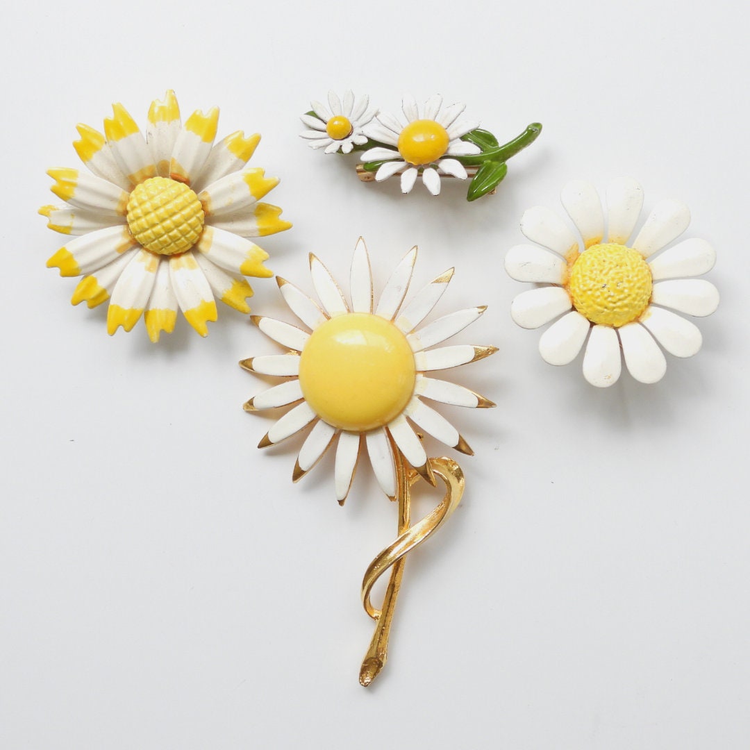 Vintage enamel flower brooches, daisy-shaped, set of 4. Perfect accessories for bridal bouquet, wedding decoration and more