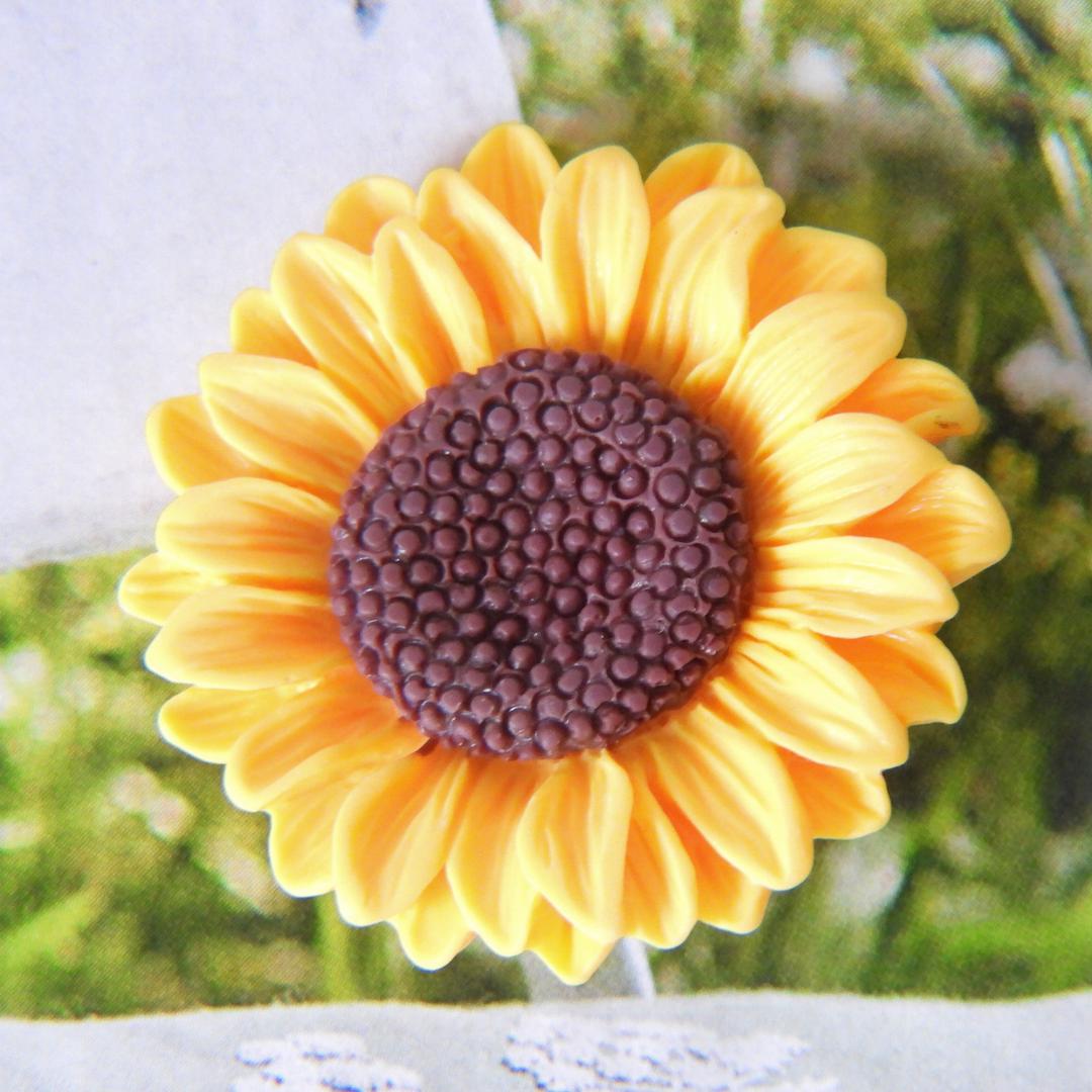 Large sunflower button with a shank for your fall-themed sewing or crafting projects - Yellow embellishment to sew on bags or hats - 40 mm