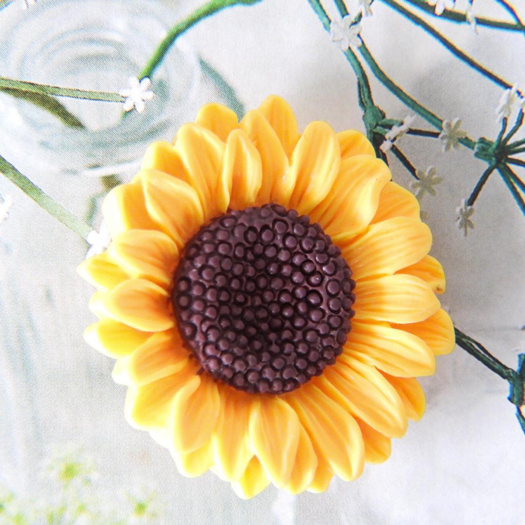 Large sunflower button with a shank for your fall-themed sewing or crafting projects - Yellow embellishment to sew on bags or hats - 40 mm