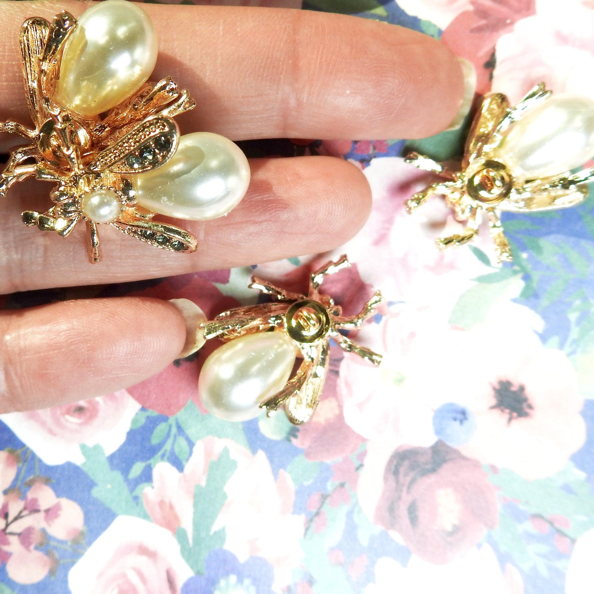 Set of 5 Pearl Bee Buttons