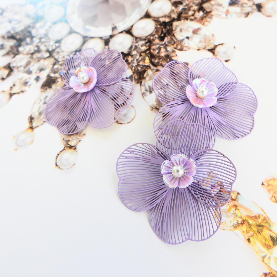 Set of 3 handmade flower buttons with purple petals and pearl centers. Lightweight and perfect for crafts, accessories, and summer decor.