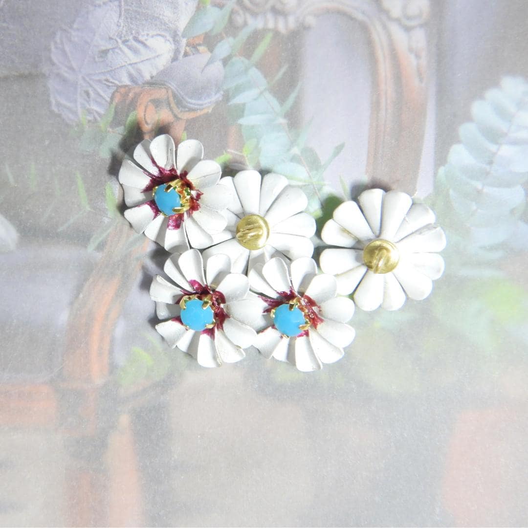 Daisy flower-shaped buttons! Hand-painted with a cute blue rhinestone center. For crafting, sewing, fashion, wedding decor. Set of 5, 13 mm