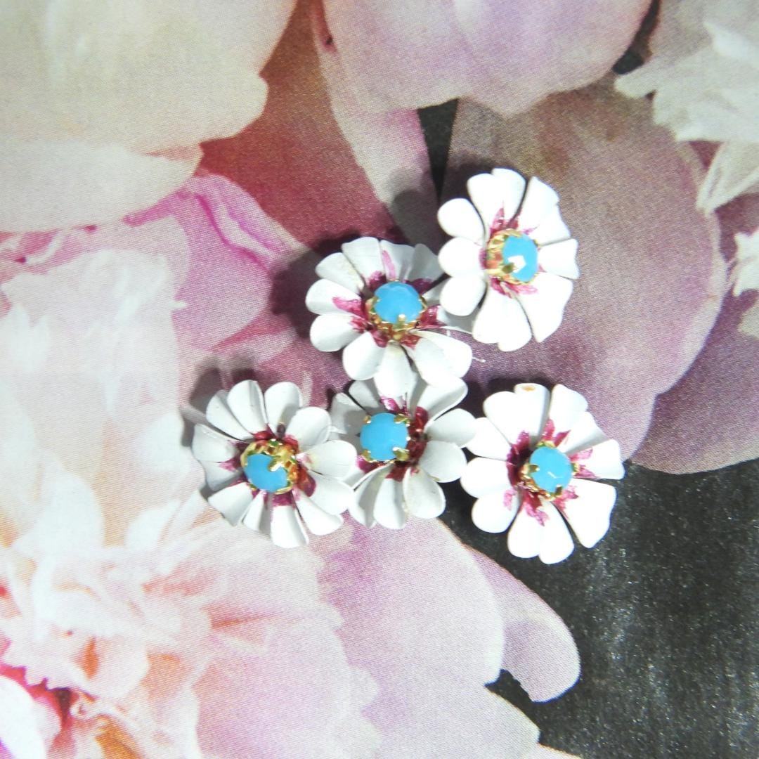 Daisy flower-shaped buttons! Hand-painted with a cute blue rhinestone center. For crafting, sewing, fashion, wedding decor. Set of 5, 13 mm