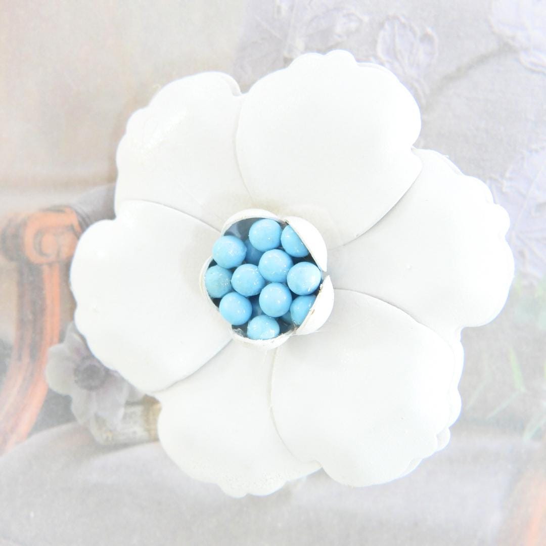Lovely vintage-inspired flower brooch. Lightweight enamel-look jewelry piece with retro 1950s design. Perfect for blazers, hats, scarves...