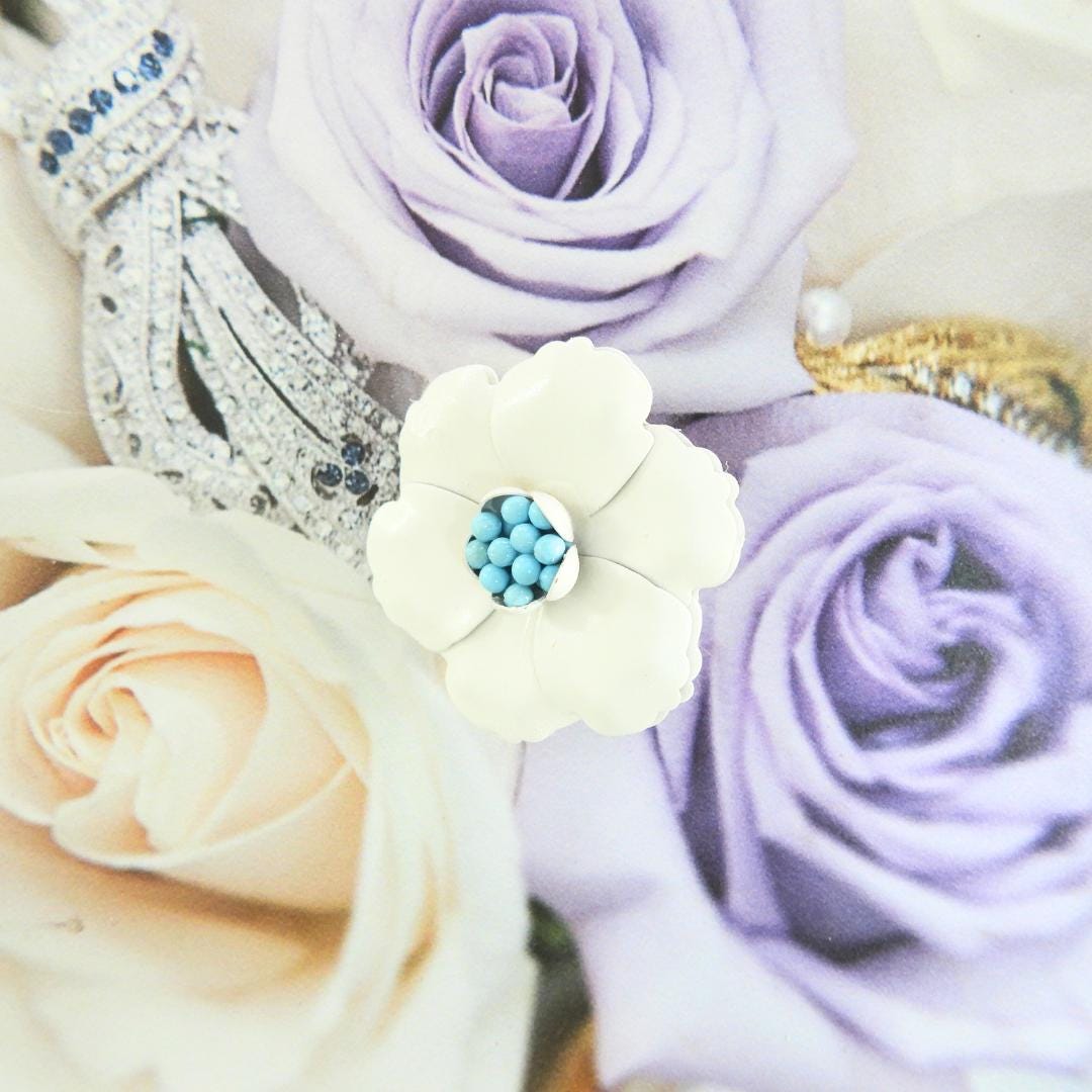 Lovely vintage-inspired flower brooch. Lightweight enamel-look jewelry piece with retro 1950s design. Perfect for blazers, hats, scarves...